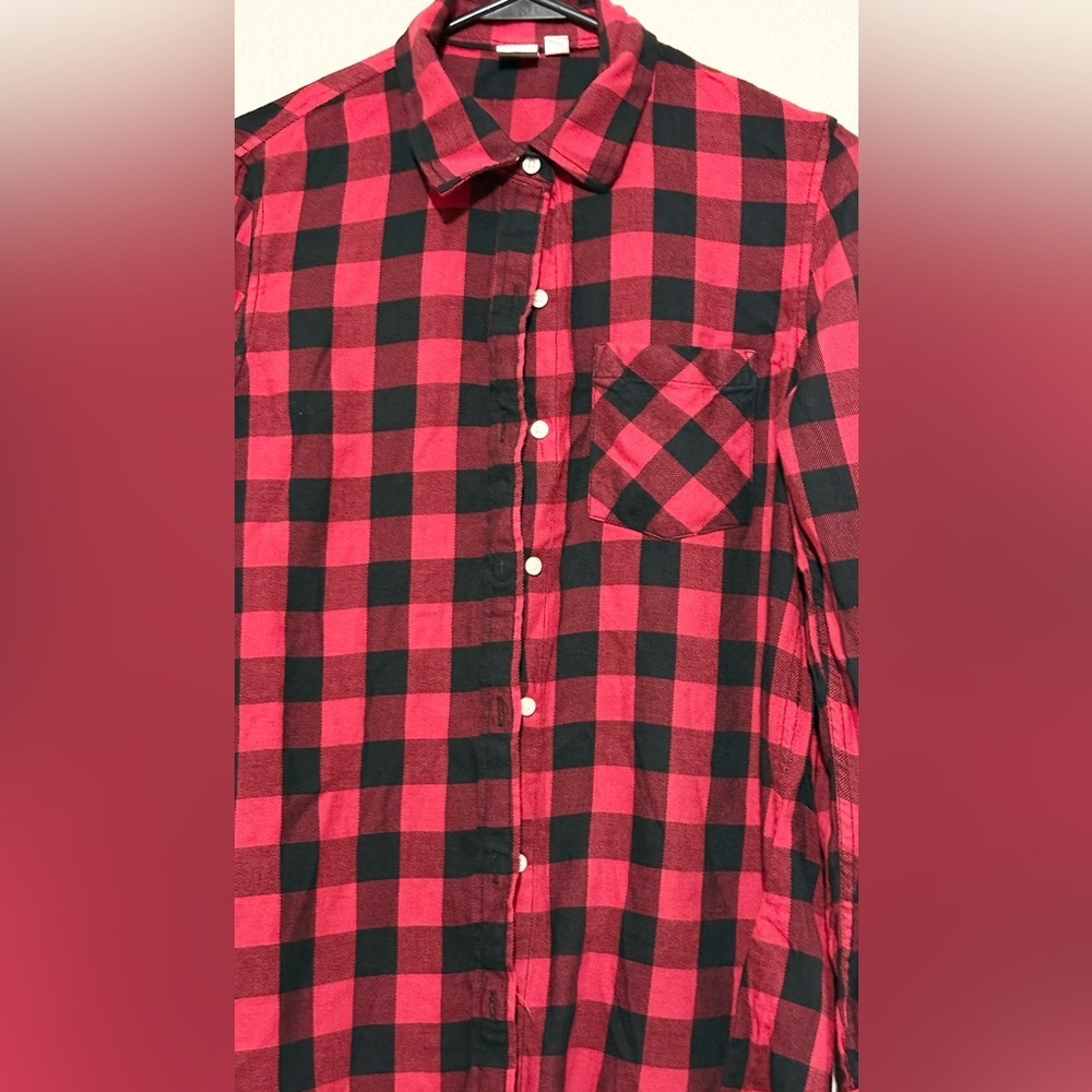 GAP Women's red and black checkered shirt with buttons, size S
MTP (11) - Picture 5 of 8
